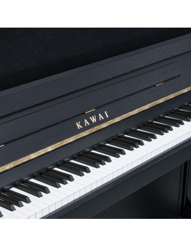 Le piano Kawaï E300 offre les mêmes caractéristiques musicales et techniques que le Kawaï K300 mais avec un meuble en noir mat.